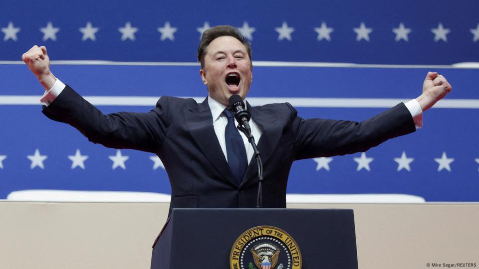 Elon Musk celebra el retorno de su amigo Donald Trump a la presidencia de Estados Unidos, en una actividad celebrada en el Capital One de Washington el lunes (20.01.2025). Elon Musk celebra el retorno de su amigo Donald Trump a la presidencia de Estados Unidos, en una actividad celebrada en el Capital One de Washington el lunes (20.01.2025).