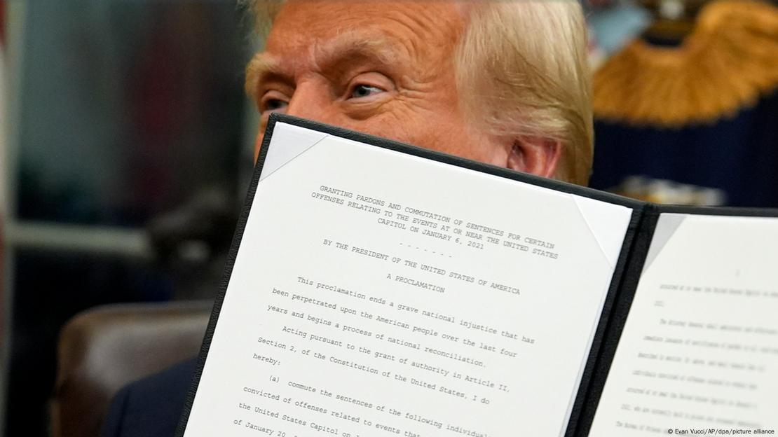 El presidente estadounidense, Donald Trump, muestra el decreto que ordena el indulto a quienes perpetraron el asalto al Capitolio, y él llama los "rehenes del 6 de enero".