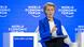 EU-Kommissionspräsidentin Ursula von der Leyen mit erhobenem rechten Zeigefinger bei ihrem Auftritt in Davos EU-Kommissionspräsidentin Ursula von der Leyen mit erhobenem rechten Zeigefinger bei ihrem Auftritt in Davos