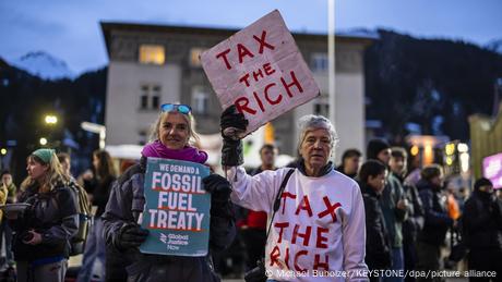 "Eat the rich" φωνάζουν διαδηλωτές στο Νταβός
