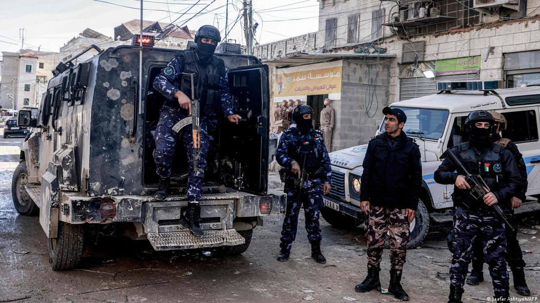 Varios soldados de la Autoridad Nacional palestina salen de un blindado el pasado sábado.