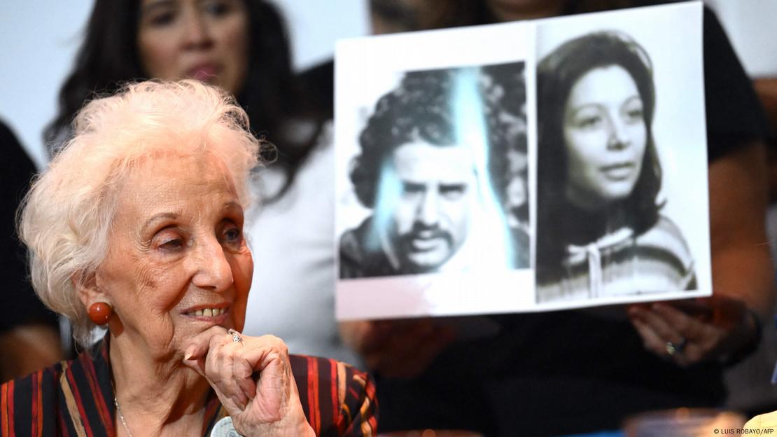 Estela de Carlotto, Abuela de Plaza de Mayo, con imágenes de dos desaparecidos.