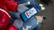 Uma migrante segura um telefone celular contendo o aplicativo CBP One, instituído pelo governo Biden e por meio do qual era possível agendar pedidos de asilo nos Estados Unidos.