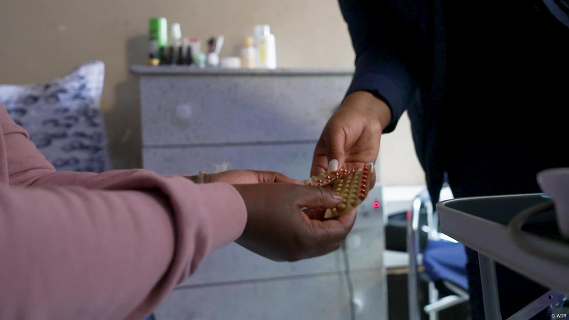 La entrega de medicamentos es vital para contener la propagación del VIH. La entrega de medicamentos es vital para contener la propagación del VIH.