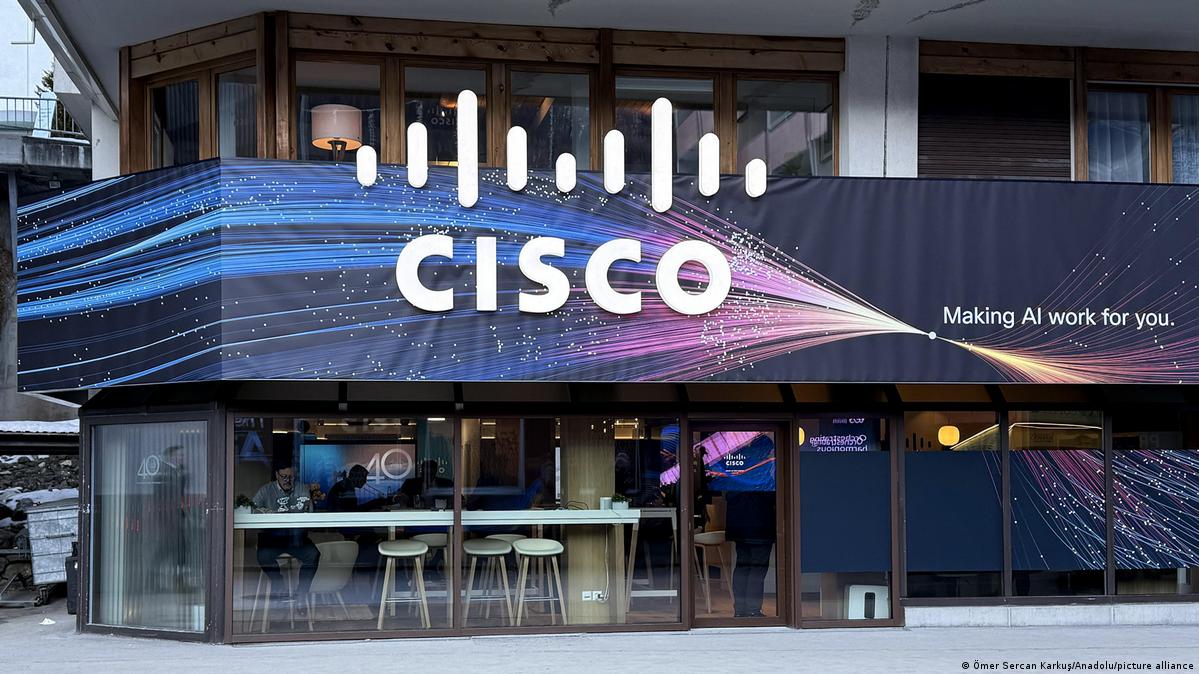 图为美国科技公司思科（Cisco）在达沃斯的店面