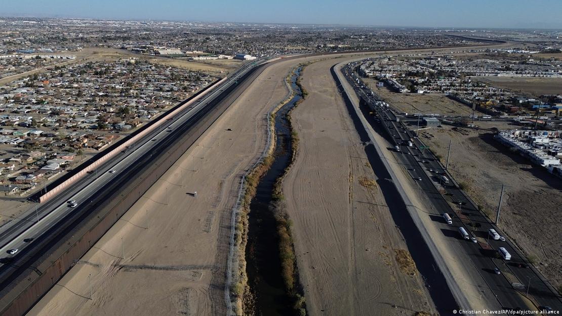 USA/Mexiko, El Paso/Ciudad Juárez | Verkehr auf Autobahnen beiderseits der Grenze am Tag von Trumps Amtseinführung