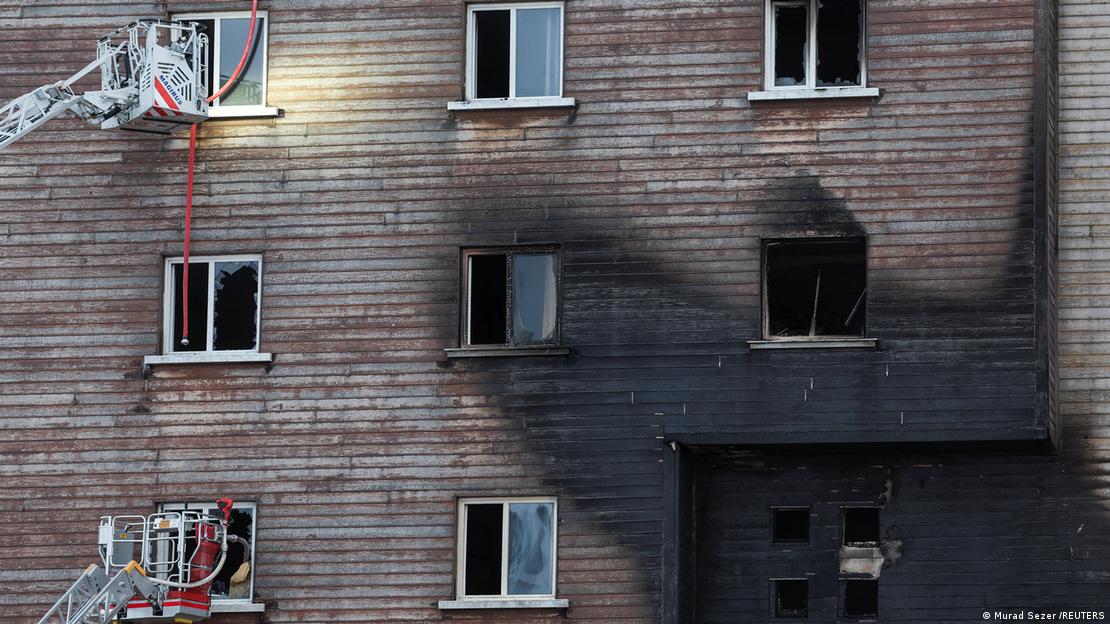 Bolu'daki otelin pencerelerine doğru uzanan iki itfaiye merdiveni