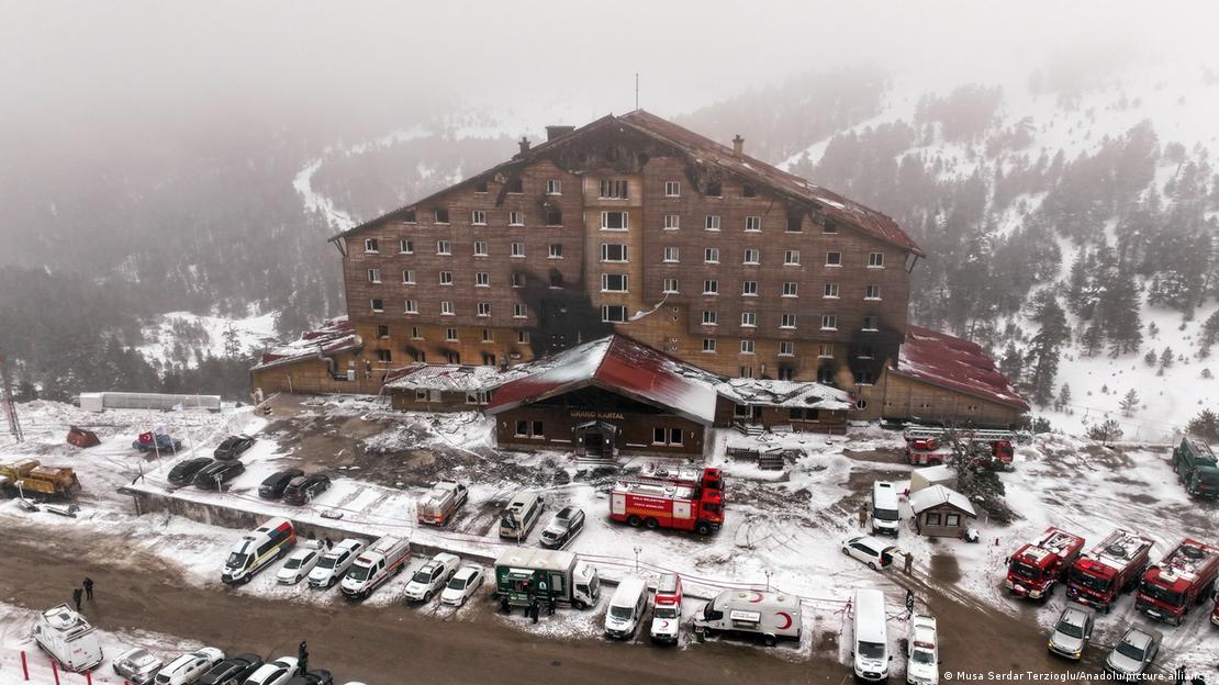 Bolu'daki kayak otelinin dış yüzeyinde yangının izleri görülüyor