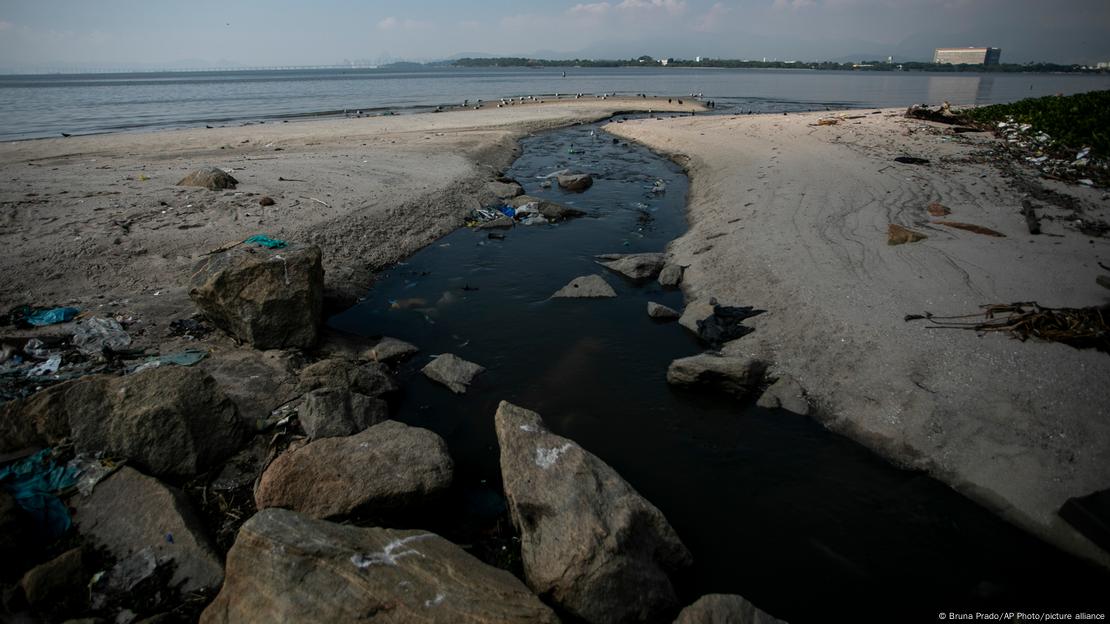 Esgoto flui em direção à praia do Galeão, no Rio de Janeiro