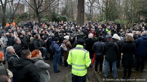 Njerëz të mbledhur në park në Aschaffenburg për të kujtuar viktimat