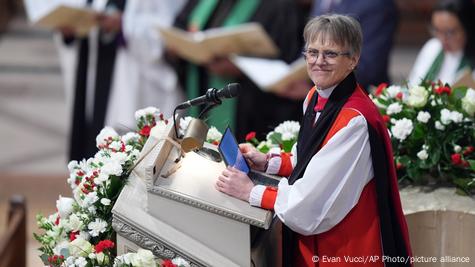 Mariann Edgar Budde ante el púlpito del servicio de oración nacional, al que también asistió el presidente Donald Trump, en la Catedral Nacional de Washington.