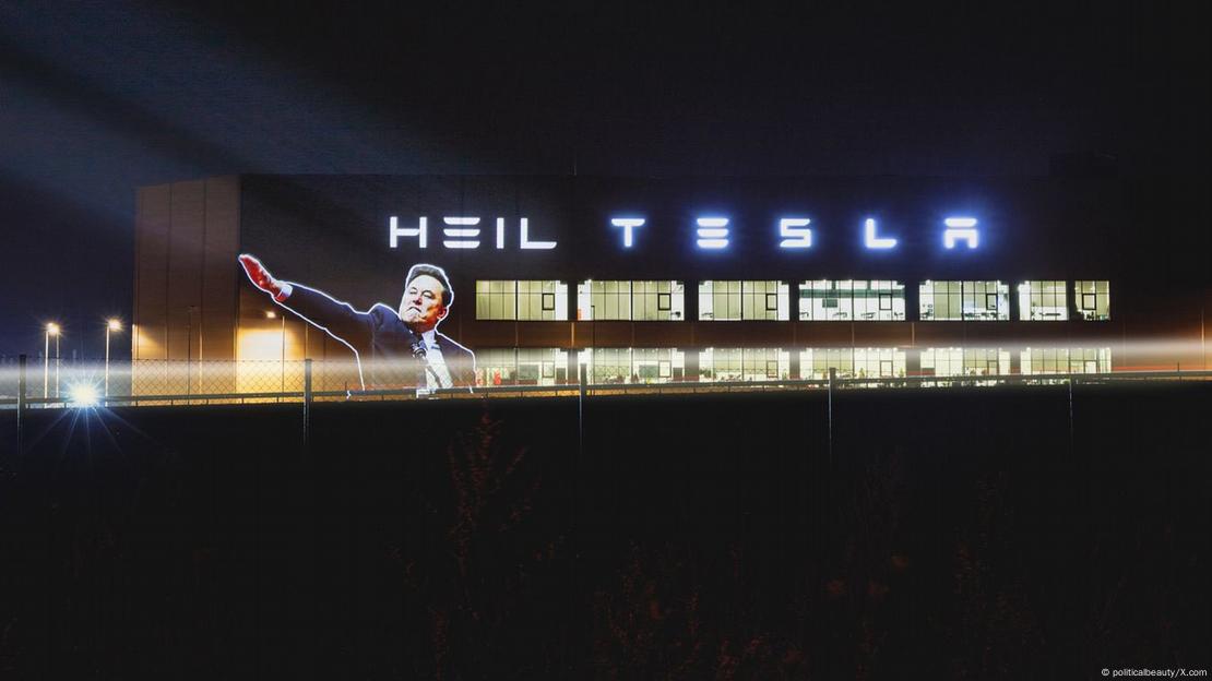 Proyección de Elon Musk levantando la mano, supuestamente en un saludo hitleriano, con la frase "Heil Tesla", en la fábrica de Tesla en Berlín, hecha por el grupo británico Led by Donkeys. Proyección de Elon Musk levantando la mano, supuestamente en un saludo hitleriano, con la frase "Heil Tesla", en la fábrica de Tesla en Berlín, hecha por el grupo británico Led by Donkeys.