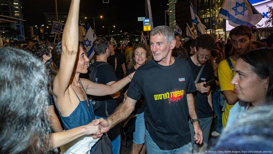 Izraelski lider opozicije i bivši general major izraelske vojske, Jair Golan rukuje se s demonstrantima u Izraelu koji traže oslobađane talaca