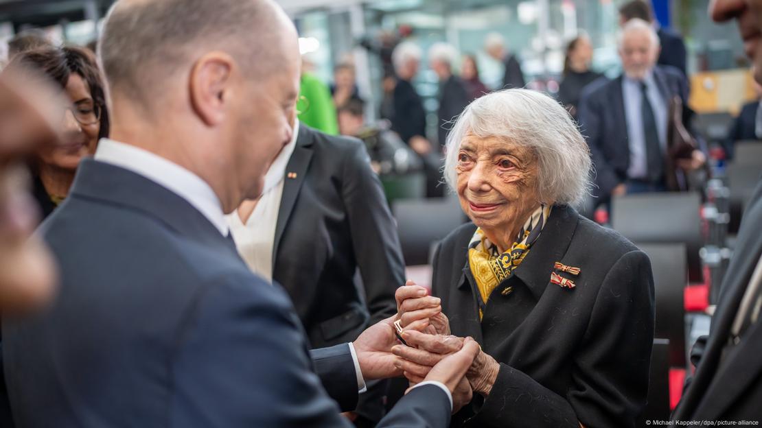 Gjermani - 80 vjetori  i kampit te Auschwitzit Margot Friedländer, e mbijetuar e Holokausitit, duke folur