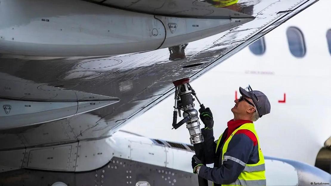 Një punonjës duke mbushur një avion me kerozinë