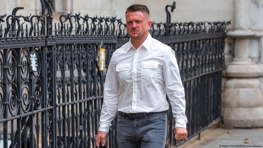 Tommy Robinson in einem weißen Hemd