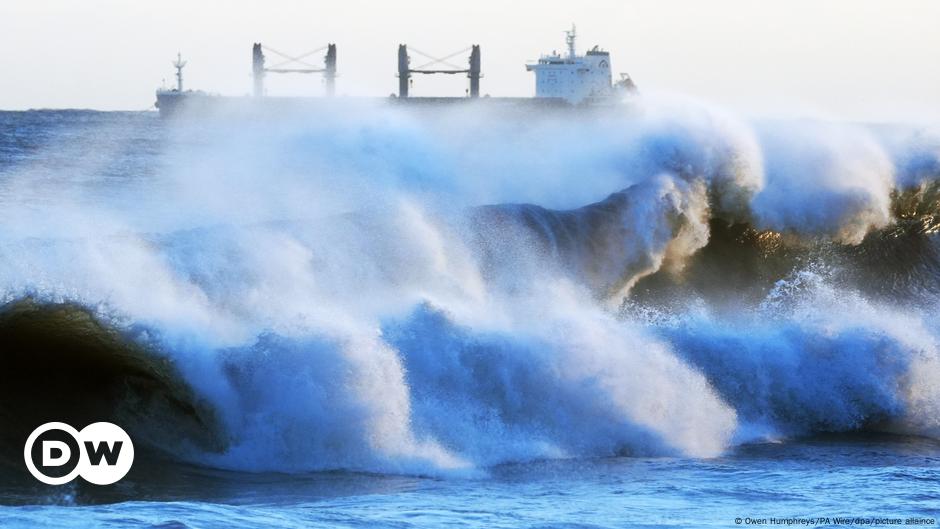 Storm Eowyn hits Ireland, UK with record wind gusts – DW – 01/25/2025