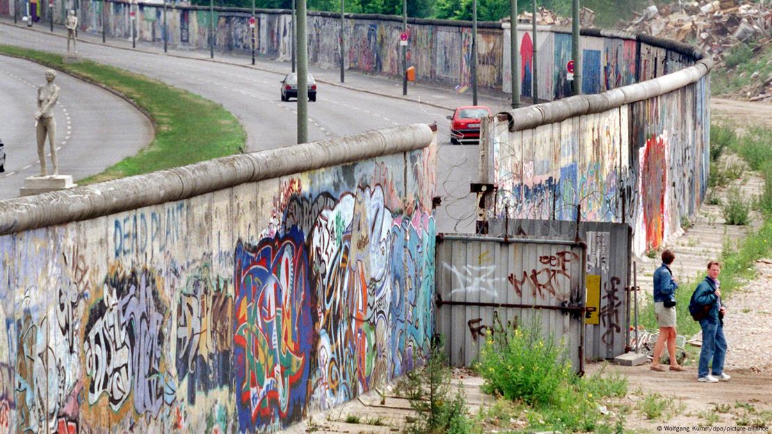 Pamje e murit të Berlinit që ndante dy Gjermanitë gjatë Luftës së Ftohtë Pamje e murit të Berlinit që ndante dy Gjermanitë gjatë Luftës së Ftohtë
