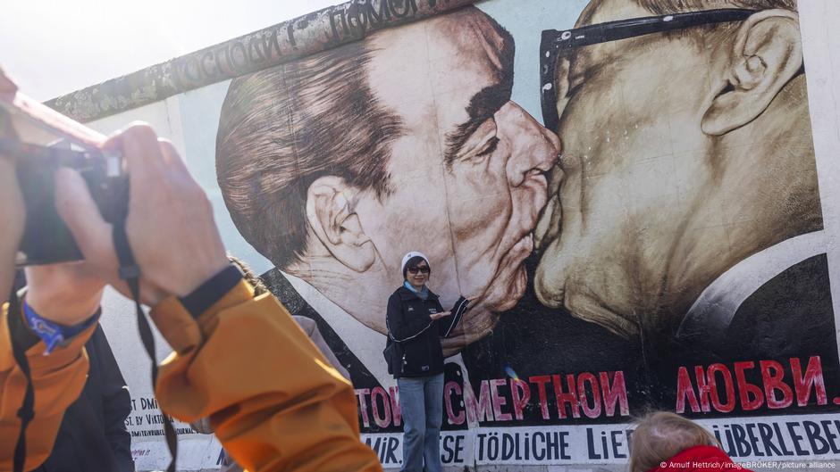 East Side Gallery - umetnički murali na delu Berlinskog zida.