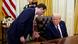 El secretario de personal de la Casa Blanca, Will Scharf, habla con el presidente Donald Trump después de firmar órdenes ejecutivas en el Despacho Oval de la Casa Blanca. (Archivo: 23.01.2025) El secretario de personal de la Casa Blanca, Will Scharf, habla con el presidente Donald Trump después de firmar órdenes ejecutivas en el Despacho Oval de la Casa Blanca. (Archivo: 23.01.2025)