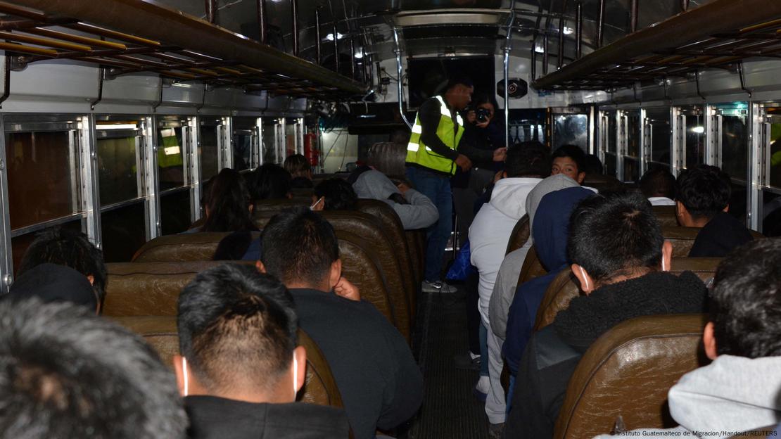 Imigrantes deportados são levados em ônibus na Guatemala