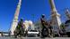 Huthi-Rebellen in Kampfmontur vor der Saleh-Moschee in Sanaa Huthi-Rebellen in Kampfmontur vor der Saleh-Moschee in Sanaa