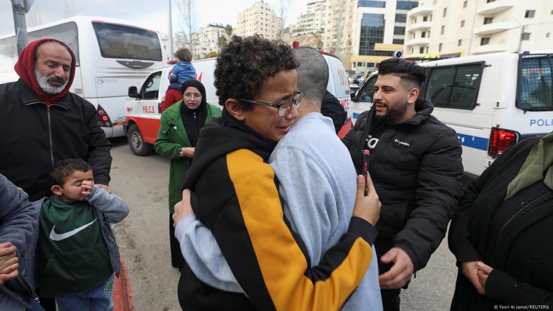 Serbest bırakıldıktan sonra Ramallah'ta ailesine kavuşan bir Filistinli mahkûmla bir gencin kucaklaşma anı