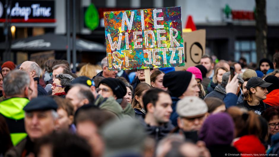 Germany: Thousands march as AfD election campaign begins – DW – 01/25/2025