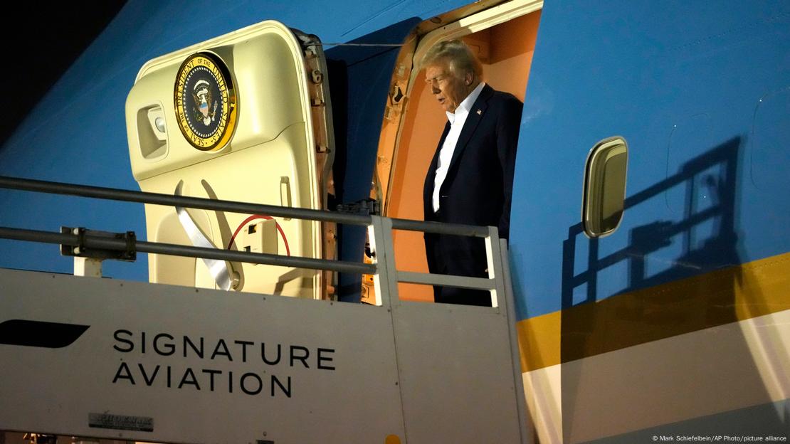 O presidente Donald Trump desce do avião Air Force One