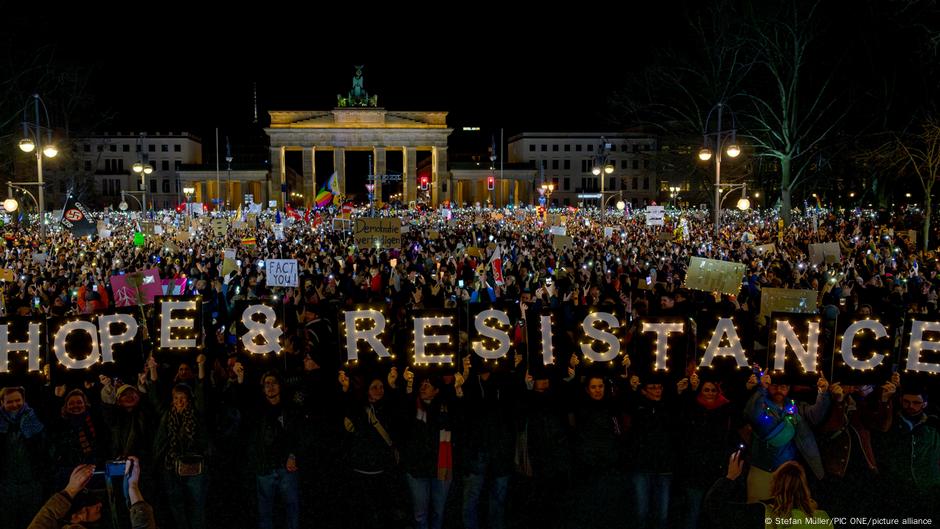Tens of thousands in Germany protest far right – DW – 01/26/2025