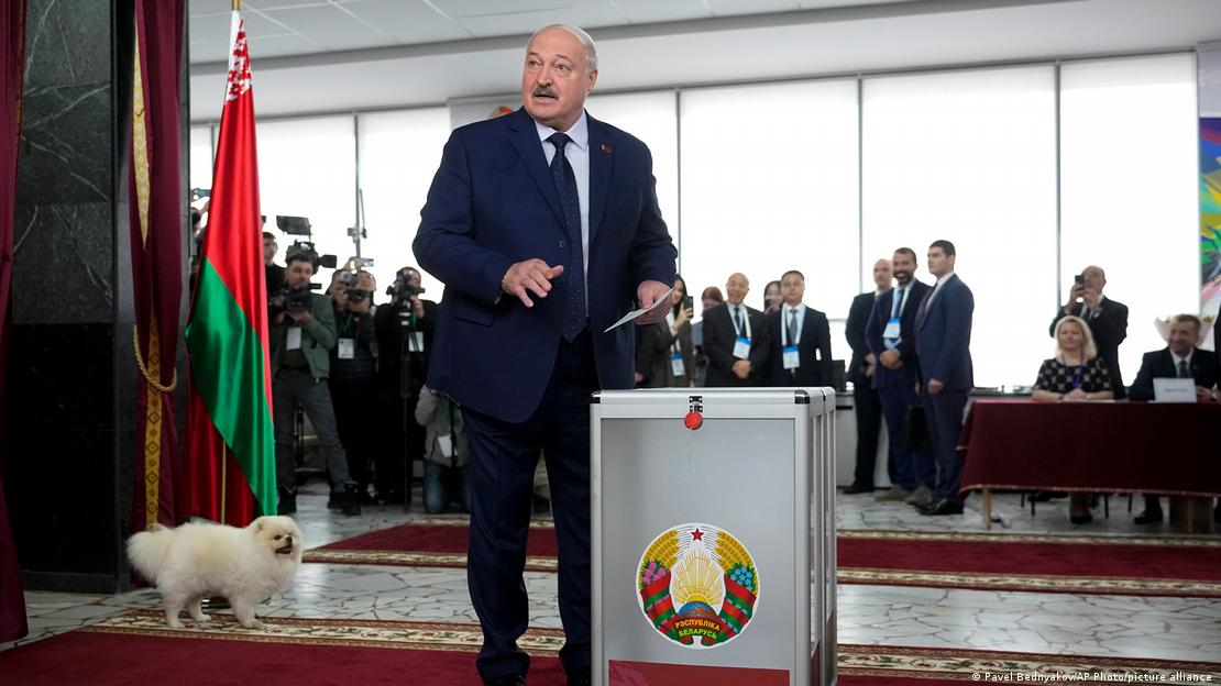 Lukashenko con su papeleta en la mano frente a una urna ante gran espectación.