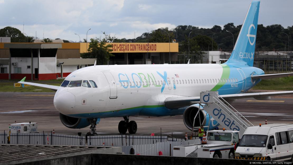 Avião em pista de aeroporto