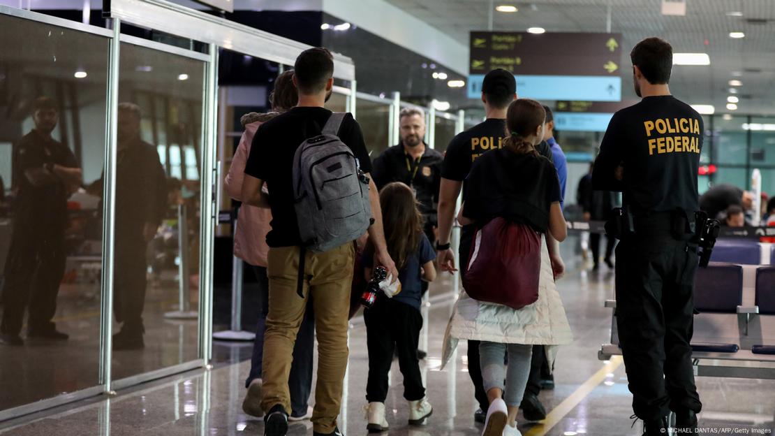 Polícia Federal recebe brasileiros em aeroporto de Manaus