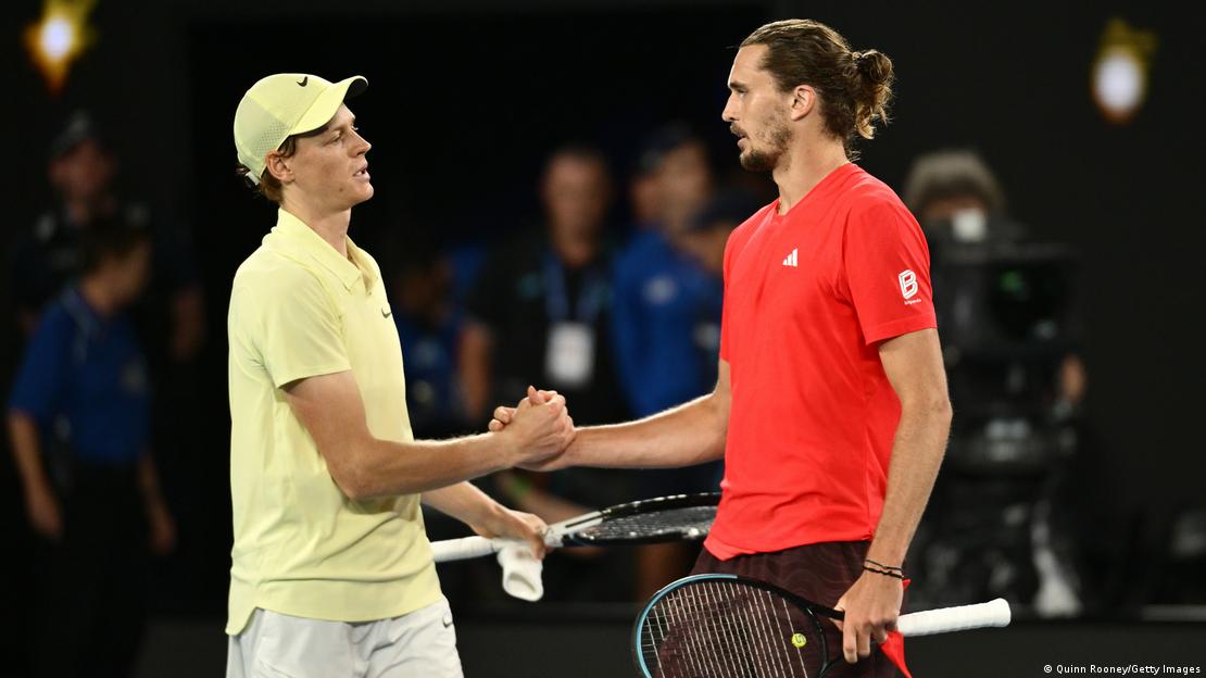 Sporsko rukovanje na terenu: Aleksandar Zverev (desno) i Janik Siner (lijevo) 