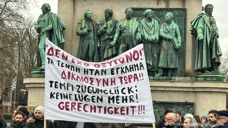 "Δεν έχω οξυγόνο": Διαδηλώσεις για τα Τέμπη και στη Γερμανία