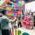 Empleado posando con actores en el stand de México de la feria de turismo FITUR.