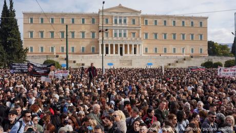 Τέμπη: Επιζώντες και συγγενείς θυμάτων διδάσκουν αξιοπρέπεια