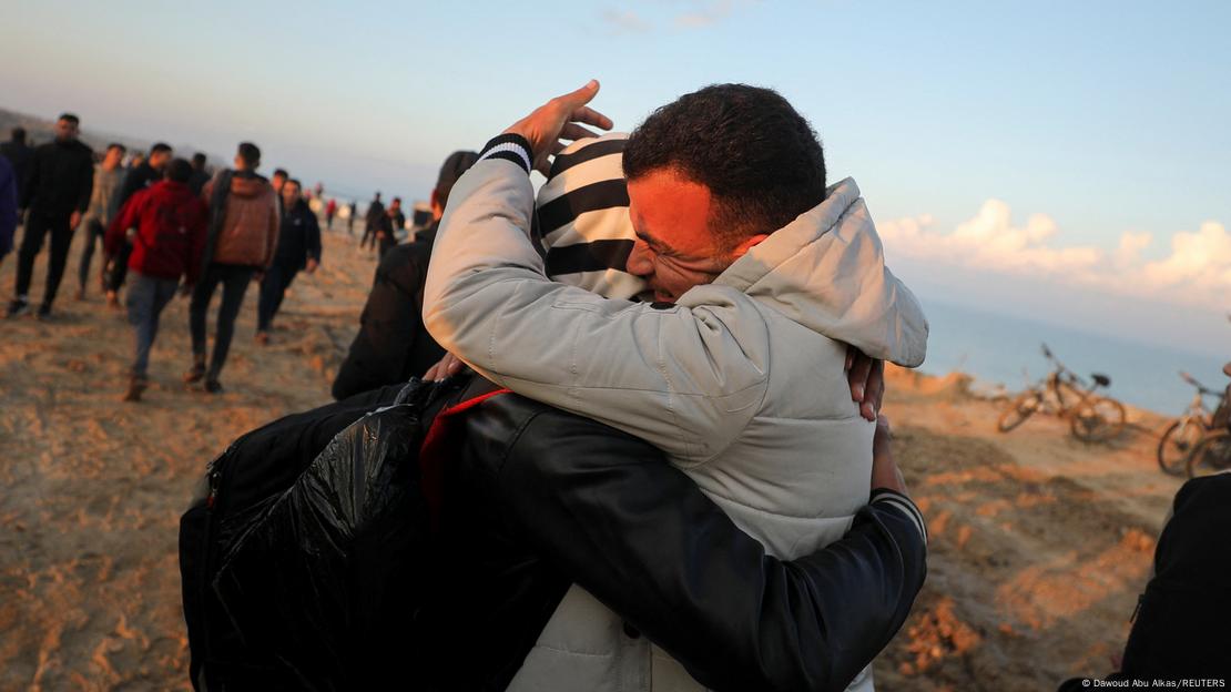 Un palestino que fue desplazado hacia el sur por orden de Israel recibe un abrazo mientras regresa a su casa en el norte de Gaza (27.01.2025)