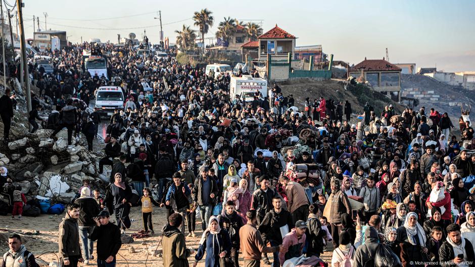 Raseljeni Palestinci vraćaju se s juga Pojasa Gaze na sever, a Donald Tramp predlaže da se ti ljudi presele u susedne zemlje