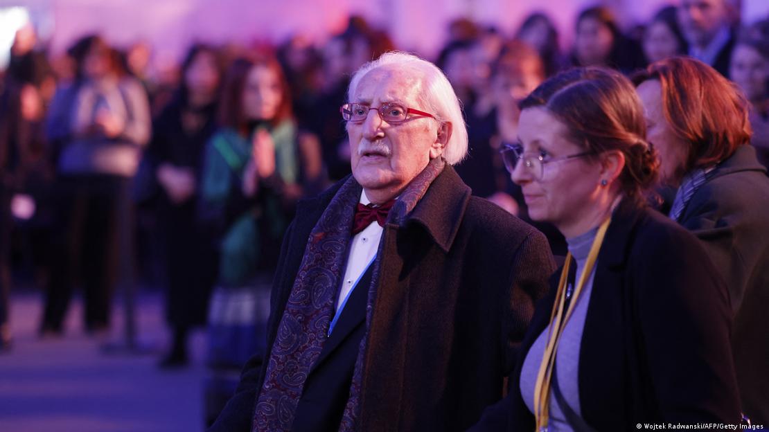 Leon Weintraub entre os demais presentes na cerimônia Leon Weintraub entre os demais presentes na cerimônia