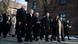 Chanceler alemão Olaf Scholz, o presidente alemão Frank Walter Steinmeier e outros políticos caminham por Auschwitz