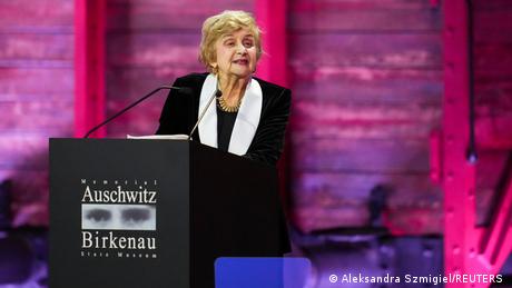 Holocaust-Überlebende Tova Friedman hält bei der Gedenkstunde für die Opfer des Nationalsozialismus im Deutschen Bundestag eine Rede. Holocaust-Überlebende Tova Friedman hält bei der Gedenkstunde für die Opfer des Nationalsozialismus im Deutschen Bundestag eine Rede.