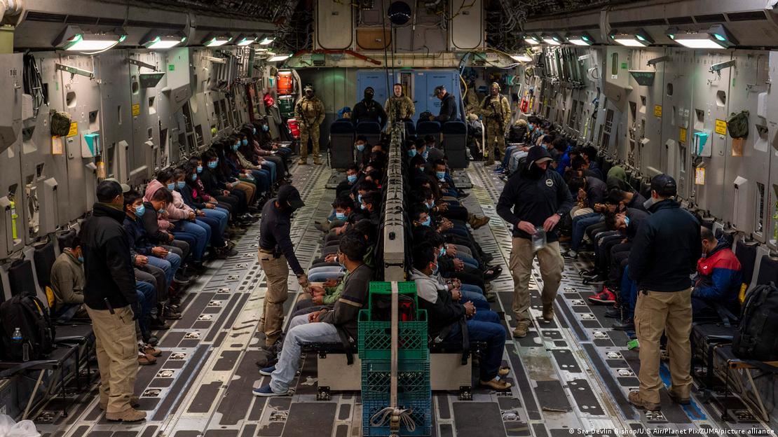 Un grupo de personas deportadas por Estados Unidos dentro de un avión militar C-17 Globemaster III.