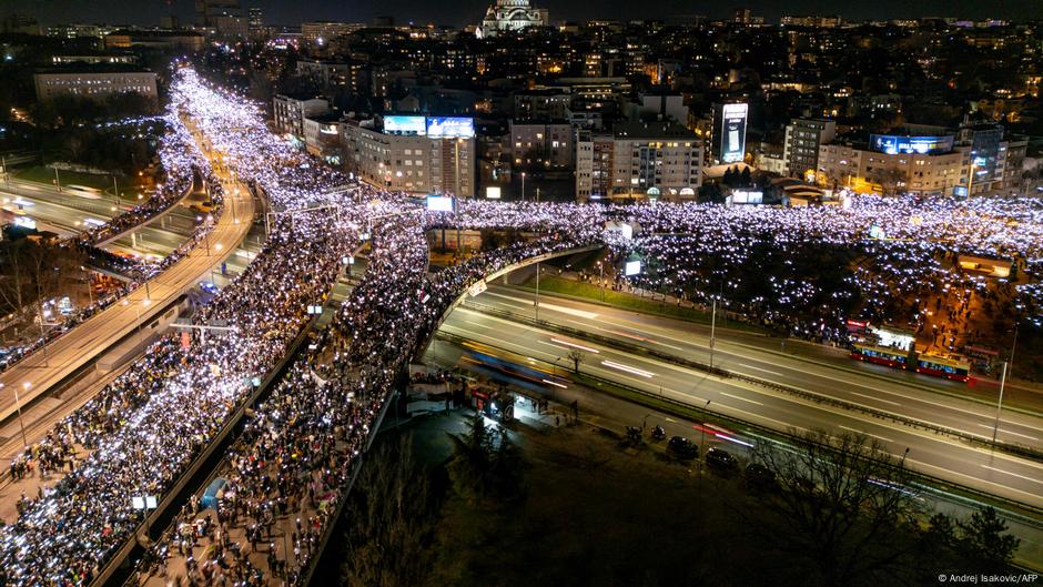 U Srbiji su masovni protesti, pre svega studenata i maldih, kulminirili proteklog vikenda