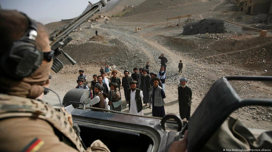 افغانستان فیض آباد 2008 | جرمن فوج کا سپاہی گشت پر افغان مردوں کا مشاہدہ کر رہا ہے افغانستان فیض آباد 2008 | جرمن فوج کا سپاہی گشت پر افغان مردوں کا مشاہدہ کر رہا ہے