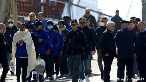 Anija që transporton migrantë në Shqipëri. Ne foto police dhe migrante pas tyre. Anija që transporton migrantë në Shqipëri. Ne foto police dhe migrante pas tyre.