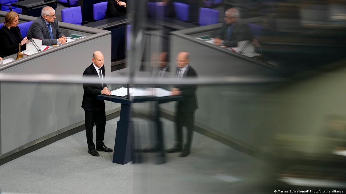 Ο Όλαφ Σολτς μιλά στη Βουλή