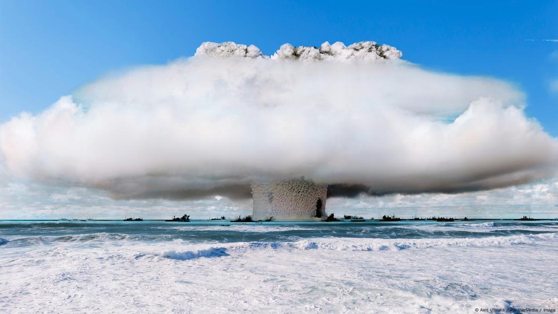Explosión nuclear probando una bomba de hidrógeno en el mar