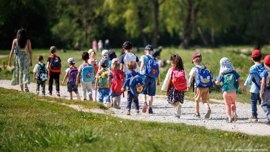 Vaspitačica - ne može da radi na daljinu. Ovde je sa dečicom na izletu u park