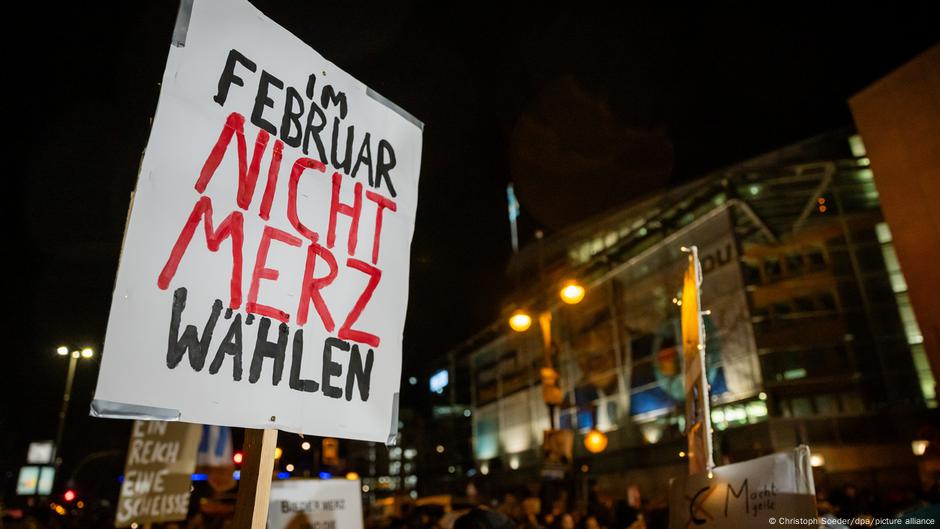 Demonstracije ispred sedišta CDU u Berlinu i transparent na kojem piše: „U februaru ne glasati za Merca“